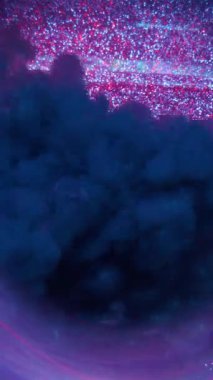 Dikey video. Duman patlaması. Pigment akışı. Matte sim spreyi pembe mavi akış karışım mürekkep bulutu parıldayan soyut arka plan dairesi bulanık su lensi üzerine.