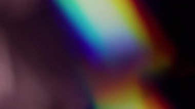 Bulanık parıltı. Soyut aydınlanma. Odaklanmamış mavi yeşil çok renkli gökkuşağı optik spektrum sanat arka planında parıldıyor.