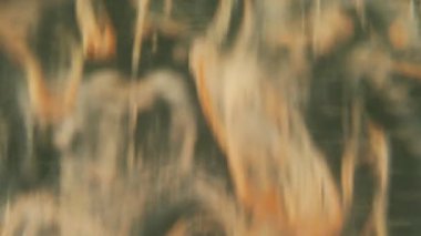 Fantezi dalgası. Mürekkep sanatı. Soyut yaratıcı akrilik aydınlatma arkaplanı üzerinde yüzen portakal rengi çözünmüş sıvı girdap dokusu.