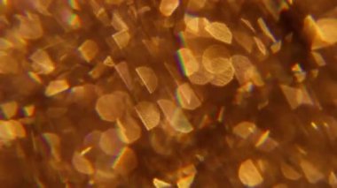 Flaşlar yandı. Bulanık kıvılcım parlıyor. Sanatın koyu siyah arka planında odaksız sarı mavi renkli mercek açık renk gökkuşağı spektrumuName.