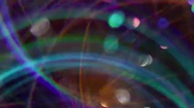 Disko fişeği. Odaklanamayan parlak maytap. Yeşil mor renkli parlayan parçacıklar soyut Bokeh ışığı üzerinde hareket eden lens titreşimi bulanık modern zemin.