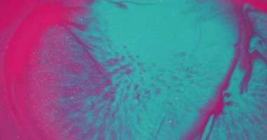 Mürekkep parlatıcısı. Akan sıvı. Bulanık mavi mor renkli parlak desen sıvısı soyut yaratıcı akrilik arka planda yüzüyor..