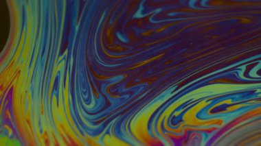 Psikedelik sıvı. Benzin sanatı. Odaklanamayan mavi yeşil renkli ıslak kabarcıklar soyut koyu siyah arkaplan üzerinde yüzen boya sıvısı.