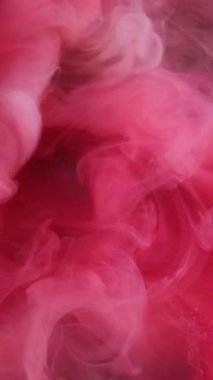 Dikey video. Duman dalgası. Parlak sis. Kabarık bulut akıntısı kırmızı karışımı rüyadaki girdap gibi akıyor. Gizemli dokuya sahip pembe bukleli sisli bir su..