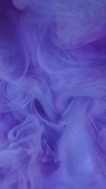 Dikey video. Boya buharı. Harika bir duman. Odaklanmamış mor renkli parlayan mürekkep dokusu soyut pembe sanat eserlerinde ışıldıyor açık arkaplan desenli.