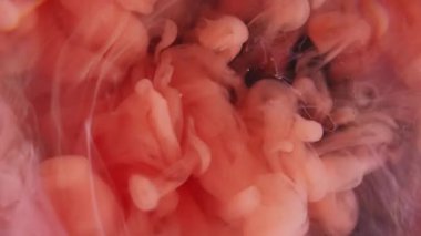 Bulut akışı. Suyu boya. Odaklanmamış turuncu mor renkli ruhani sıvı soyut koyu siyah sanat arka planına yayılıyor..