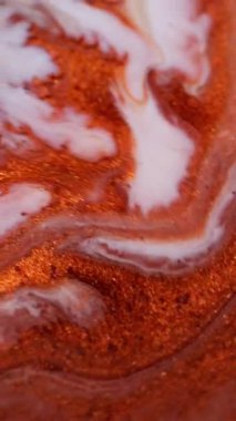 Dikey video. Parlak lav. Boya yayılmış. Turuncu bakır metal parçacıkları beyaz akrilik sıvı mermer yüzey soyut bulanık arkaplan karışımı.