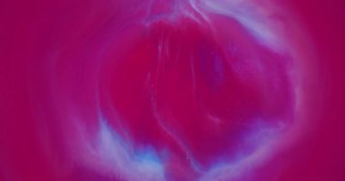 Parlak boya. Bulanık parlak sanat. Soyut akrilik arkaplan üzerinde sihirli su akışı sağlayan, pembemsi mavi renkli parlak dokular..