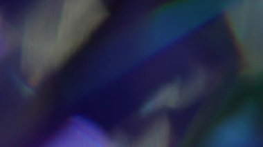 Parlak yansıma. Bulanık gökkuşağı lensi. Odaklanamayan sarı mor çok renkli desen, soyut sanatın koyu siyah arka planında parıldıyor..