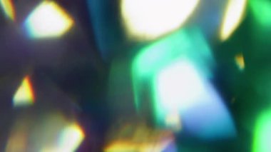 Kristal parıltı. Bulanık parıltı. Soyut sanat ışığı arka planında sönük mavi yeşil çok renkli lens titreşimli kaleydoskop.