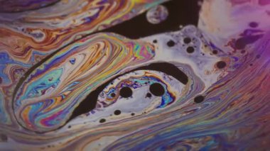 Kimyasal kavisli boya. Akrilik pigment. Odaklanmamış mor mavi renk damla kahverengi yuvarlak mürekkep dokusu soyut neon arkaplan üzerinde yüzüyor.