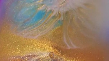 Akrilik yayılmış. Parlak bulanık boya. Sarı mavi emülsiyon karışım dokusu. Odaklanamayan mor renk soyut arkaplan üzerine girdap akışı.