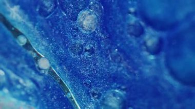 Köpüklü sıvı. Odaklanamayan ışıldayan kabarcıklar. Işıldayan mavi renk parıldayan yağ akışı bulanık soyut bokeh aydınlık modern arka planda ilerliyor.