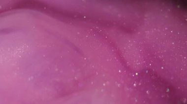 Bulanık pullar. Boyayla boyanmış. Duman boyası bulutu su altında patladı. Fantezi, pembe mor renk pigmentini çözer..