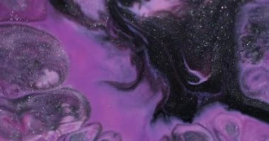 Dalga sanatı. Boya dokusu. Bulanık mor mavi renk akan parlak parçacıklar soyut yaratıcı koyu arkaplanda yüzüyor..