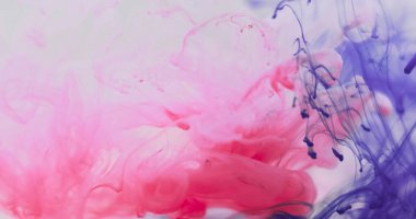 Bulanık renk damlası. Duman sıçrıyor. Pembe menekşe boya damlası çözünmüş buhar sıvısında. Boya pigmenti karışım akışı soyut arkaplan bulut dokusu.