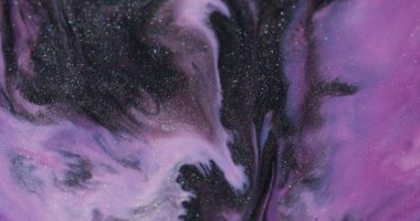 Parlak. Akrilik sıvı. Odaklanmamış mor mavi pigment. Soyut sanat arka planında yüzen koyu siyah ıslak sim lekeleri..