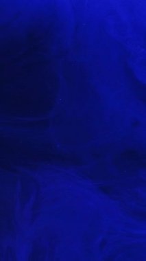 Dikey video. Mavi duman. Mistik sis. Renkli girdaplardan oluşan kırılgan su altı örtüsü. Fantezi gece bulutlu boya derin su soyut arka planına döküldü.