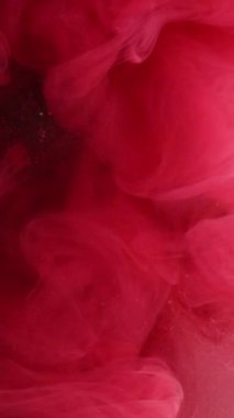 Dikey video. Duman girdabı. Kasırgayı boya. Suyun içinde kırmızı suluboya dalgalanan akarsu, soyut ve karanlık bir zemin üzerinde parlıyor. Gizemli peçe dağıtılmış karışım.