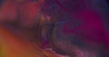 Parlatıcı boya. Parlak bulanık sıvı. Odaklanmamış mor turuncu mavi renkli su pembe desen soyut koyu siyah arkaplanda yüzüyor..