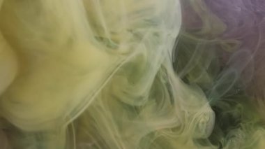 Bulut dalgası. Boya buharı. Soyut sanat arka planında titreyen sönük sarı mor renkli sisli, ruhani sisli su dumanı..