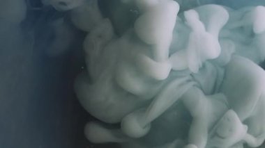 Haze bulutu. Sanat mürekkebi. Odaklanmamış mavi renk boya sıvı duman dokusu sıvı akışı sıçratır ruhani soyut koyu su üzerinde hareket eder.