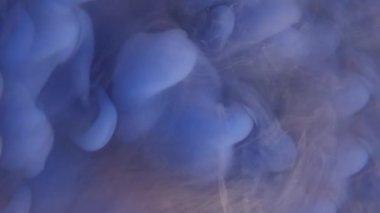 Sıvı buhar. Sıvı mürekkep. Odaklanmamış mavi renk buhar dokusu ruhani dalga su akışı soyut sanat üzerine yükseliyor koyu siyah arkaplan.