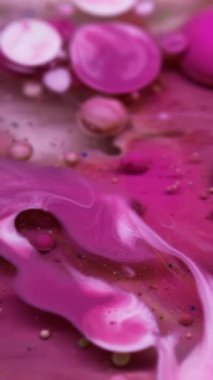 Dikey video. Mermer akışı. Yağ damlası. Yaratıcı katmanlı, yüzen pembe beyaz parçacıklar. Sanat sıvısı dokusunu, soyut su arkaplanını karıştır.