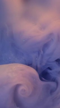 Dikey video. Renk girdabı. Mürekkep lekesi. Bulutlu mermer yaratıcı yüzey, narin, pırıl pırıl spiraller, su, mor şeftali, soyut arka plan..