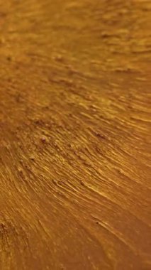 Dikey video. Işıldayan yayılma. Lüks boya. Değerli sıvı toz, altın akımlar halinde sanat yüzey parçacıklarına dökülür. Soyut pembe fantezi ışınları siyah arkaplanı çözdü.