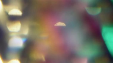 Göz kamaştırıcı. Bulanık alev dokusu. Odaklanmamış altın yeşili mor renkli lens soyut bokeh ışık sanat arka planında yanıp sönen sihirli kıvılcım.