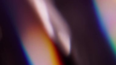 Gökkuşağı parıltısı. Görüntü pırıltısı. Odaklanmamış mavi yeşil, çok renkli, parlak spektrumlu, siyah sanat arka planında yanıp sönen bir parıltı..