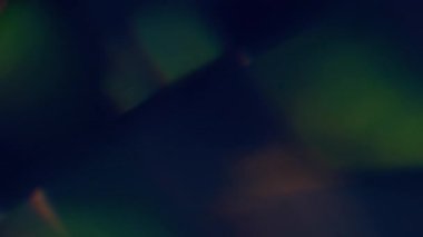 Kristal sızdırıyor. Bulanık yansıma ışığı. Odaklanamayan yeşil mavi mercek parlaklık dokusu soyut koyu siyah sanat arka planında parıldıyor.
