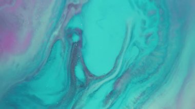 Parlak pigment. Odaklanmamış mürekkep yayılmış. Islak mermer akrilik dokuya mavi mor pigment dökülmüş. Renk soyut sızıntısı girdap arkaplanı.