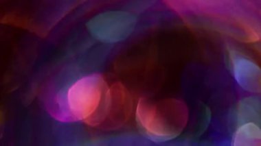 Bokeh ışığı. İşaret fişeği. Pembe parlak yeşil renk spektrumu, koyu arkaplanda yanıp sönen mercek daireleri..