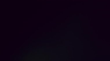 Sızıntı var. Odaklanamayan parıltı. Soyut koyu renkli siyah arkaplanda mistik bir ışık parlaması. Nostaljik film ışını yansıma sanat efekti.