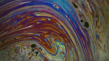 Akrilik yağ. Mürekkep rengi. Yanardöner yaratıcı ışık arka planında yüzen mavi mor renkli yuvarlak damlacıklar.