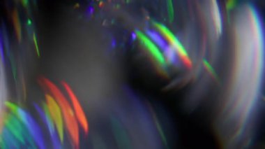 Flaşlar yandı. Bulanık gökkuşağı sızıntısı. Odaklanmamış yeşil turuncu işaret fişeği soyut koyu siyah arkaplan üzerindeki ışık yansıması spektrumuName.