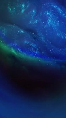 Dikey video. Parlayan toz. Duman boyası. Mavi kemer, yeşil parıltı, sisli girdap, karışık su. Parlak sıvı akışı soyut arkaplan .