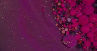 Mürekkep parlatıcısı. Baloncuk sıvısı. Soyut yaratıcı akrilik arka planda yüzen mor, beyaz, parlak desenli yağ sıvısı..