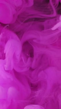 Dikey video. Pembe sis. Duman parçacıkları. Canlı renk kabarcıkları soyut arkaplan kıvrımları oluşturur. Pürüzsüz dalgalı ışık akışı mürekkep suyu ve karışık suluboya peçe boyası.