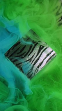 Dikey video. Parlak geometrik. Resim yap. Odaklanmamış yeşil duman kübü sisi soyut desenli sanat arka planına mürekkep dokusu sıçratır.