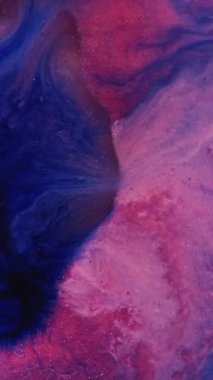 Dikey video. Mürekkep akışı. Sanat sıvısı. Mavi mor sıvı karışım boya renk parçacıkları soyut bulanık arkaplan. Pigment damlası akışı mermer parıldayan doku.