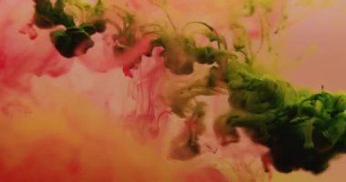 Duman sıvısı. Boya karışımı. Renkli karışım, kıvrımlı sanat suyu damlaları, damlalar, odağını kaybetmiş pigment akışı. Soyut sıvı doku arkaplanı.