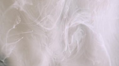 Bulut sanatı. Soyut boya suyu. Soyut akrilik arka planda dönen sıvı akışkan sıvıda odaksız beyaz süt rengi mürekkebi.