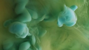 Sisi karıştır. Buhar boyası. Soyut sanat eserinin yaratıcı ruhani arka planında dalgalanıp duran su ıslak dalgasında çözünmüş sarı duman mürekkebi dokusu..