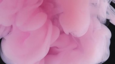 Islak duman. Boya rengi. Bulanık pembe bulut dokusu karışımı sıvı ruhani kimyasal sıvı yaratıcı soyut sanat arka planında uçuyor..
