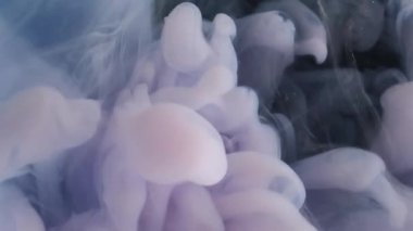 Islak duman. Boya rengi. Bulanık mavi bulut dokusu karışım sıvı ruhani sıvı yaratıcı soyut sanat arka planında çırpınıyor.