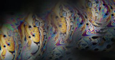 Parlak yağ karışımı. Mürekkep akışı bulanık. Su benzini yüzeyinde renkli boya karışımı. Gökkuşağı pigment fraktal efekti soyut arkaplan.