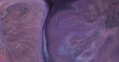 Sıçrama dokusu. Boya karışımı. Odaklanamayan mor renkli köpükler akan su soyut akrilik sanat arka planına yayılıyor..